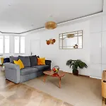 Martine Suite, Place De La Republique