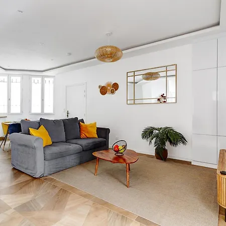 Martine Suite, Place De La Republique