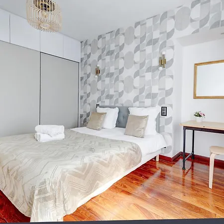 Martine Suite, Place De La Republique *
