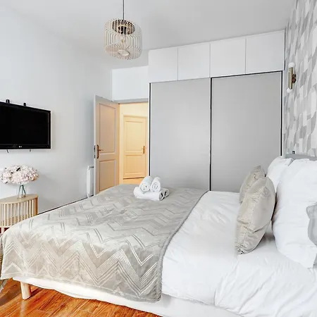 Martine Suite, Place De La Republique