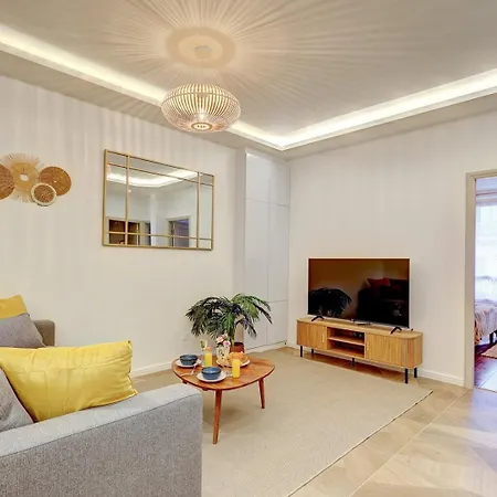 Martine Suite, Place De La Republique *