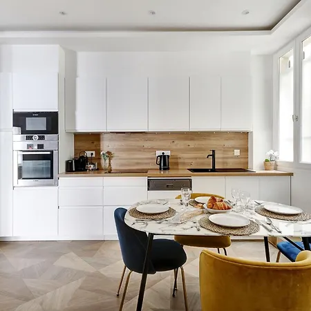 Martine Suite, Place De La Republique