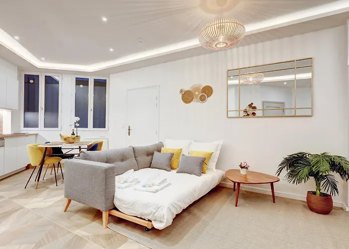 Martine Suite, Place De La Republique Paris