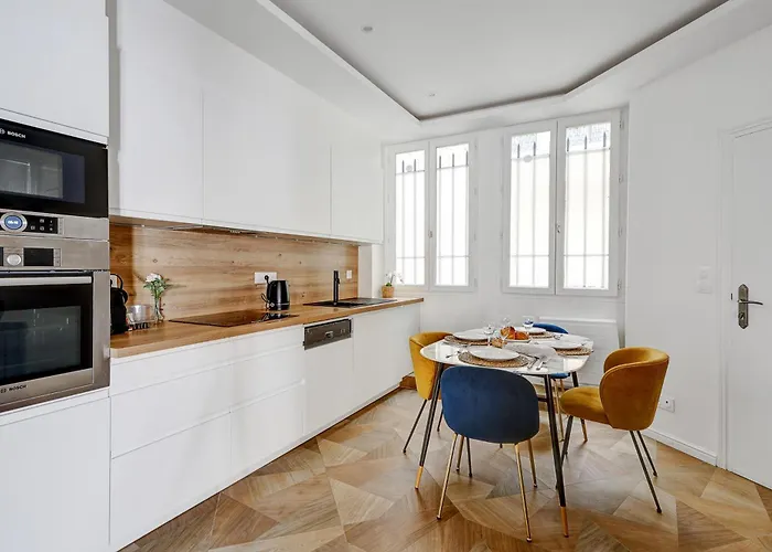 Martine Suite, Place De La Republique Paris