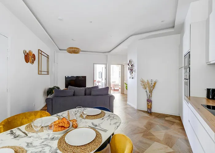 Martine Suite, Place De La Republique * Paris
