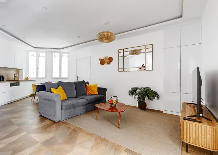 Martine Suite, Place De La Republique