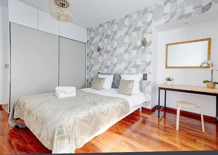 Martine Suite, Place De La Republique *