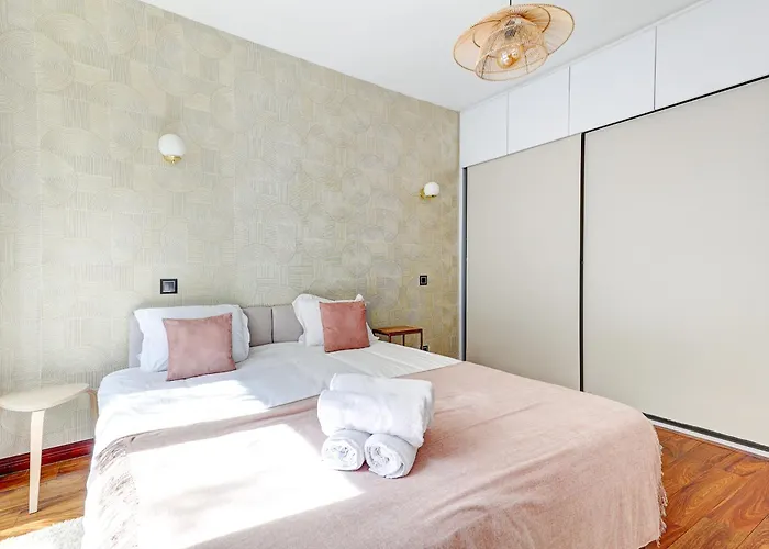 Martine Suite, Place De La Republique Paris