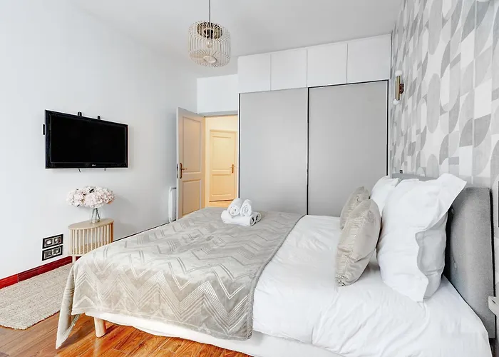 Martine Suite, Place De La Republique