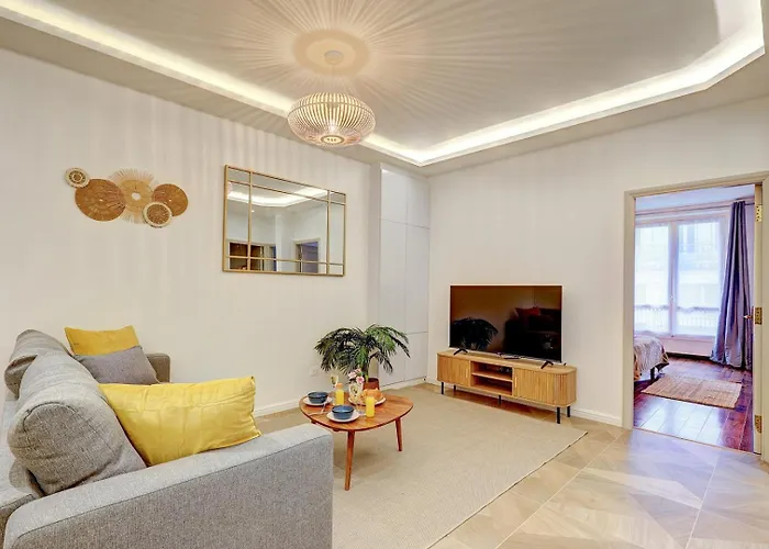 Martine Suite, Place De La Republique *