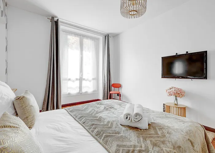 Martine Suite, Place De La Republique * Paris