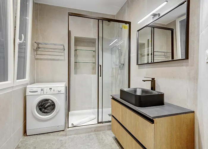 Martine Suite, Place De La Republique *