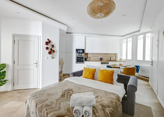 Martine Suite, Place De La Republique Paris