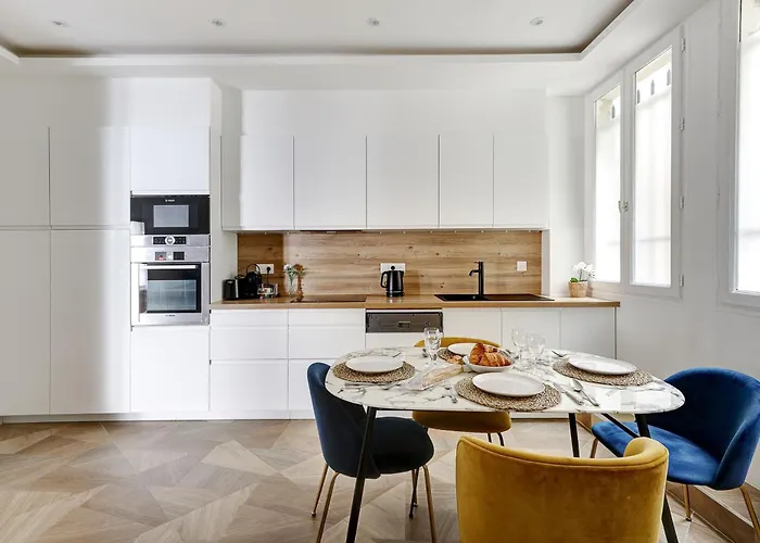 Martine Suite, Place De La Republique